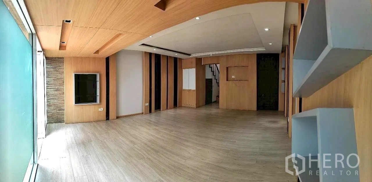 โฮมออฟฟิศ for rent in Watthana, Bangkok - ชั้นโฮมออฟฟิศปูไม้กว้าง พร้อมชั้นบิลท์อิน และผนังกระจกฝ้า