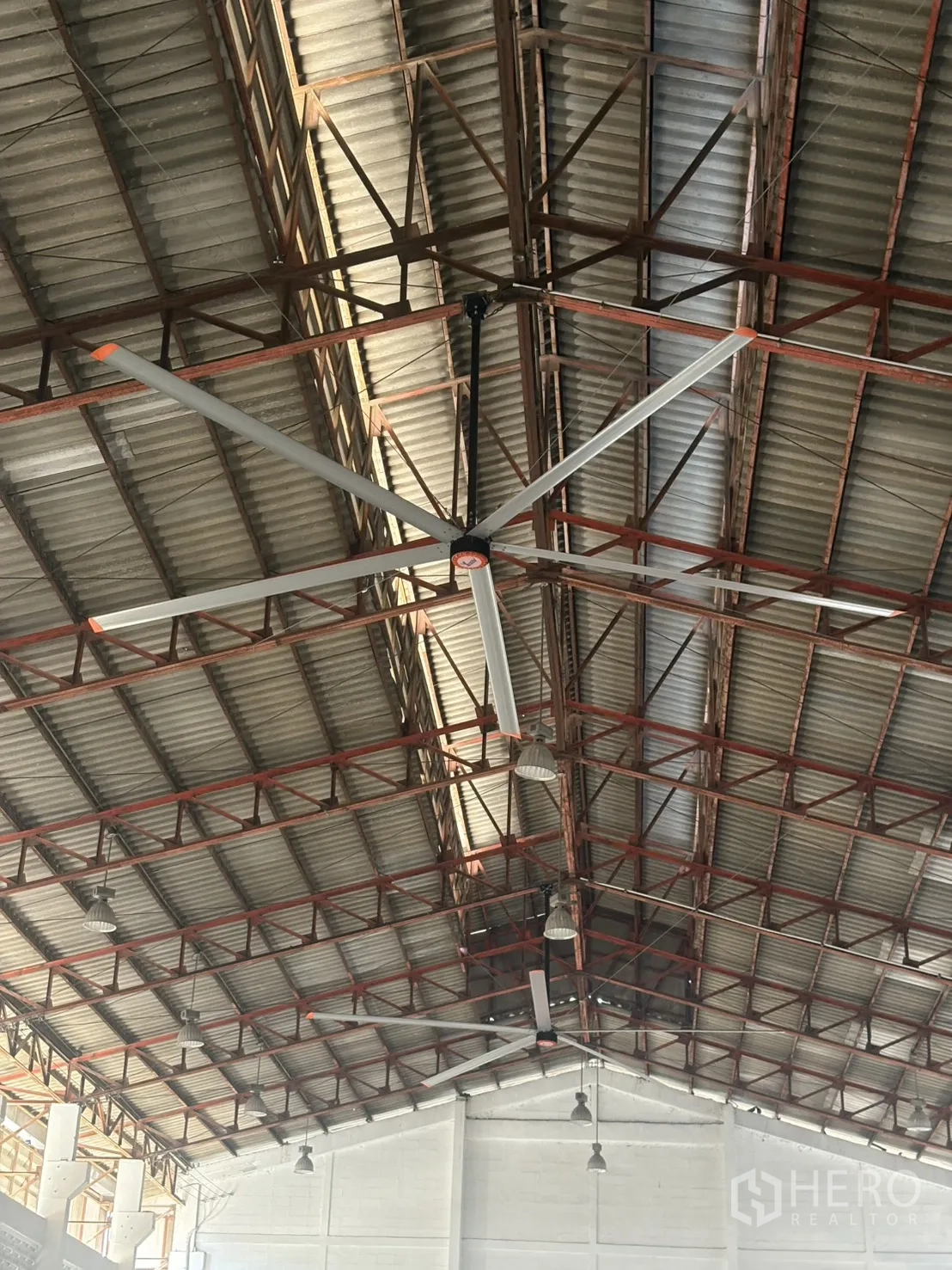 货栈 出租在Bang Phli, Samut Prakan - 吊装于屋顶的大型工业HVLS风扇特写。