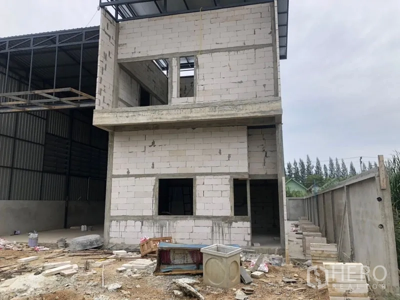 Warehouse for rent in Lam Luk Ka, Pathum Thani - Rear elevation of multi-storey office block within the warehouse compound.