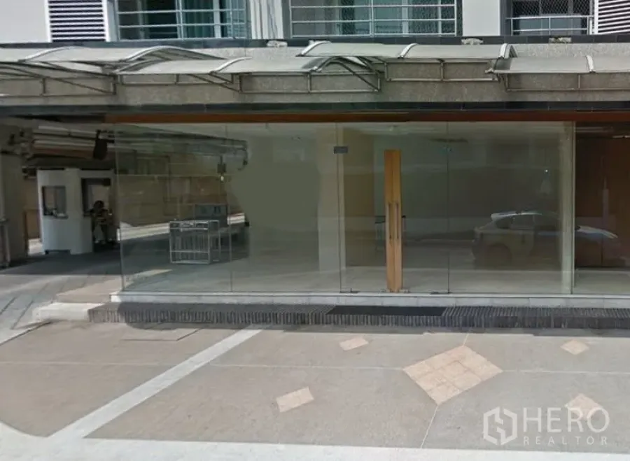 零售空间 出租在Watthana, Bangkok - 曼谷瓦他那区临街商铺，整面落地玻璃立面与木质双开门