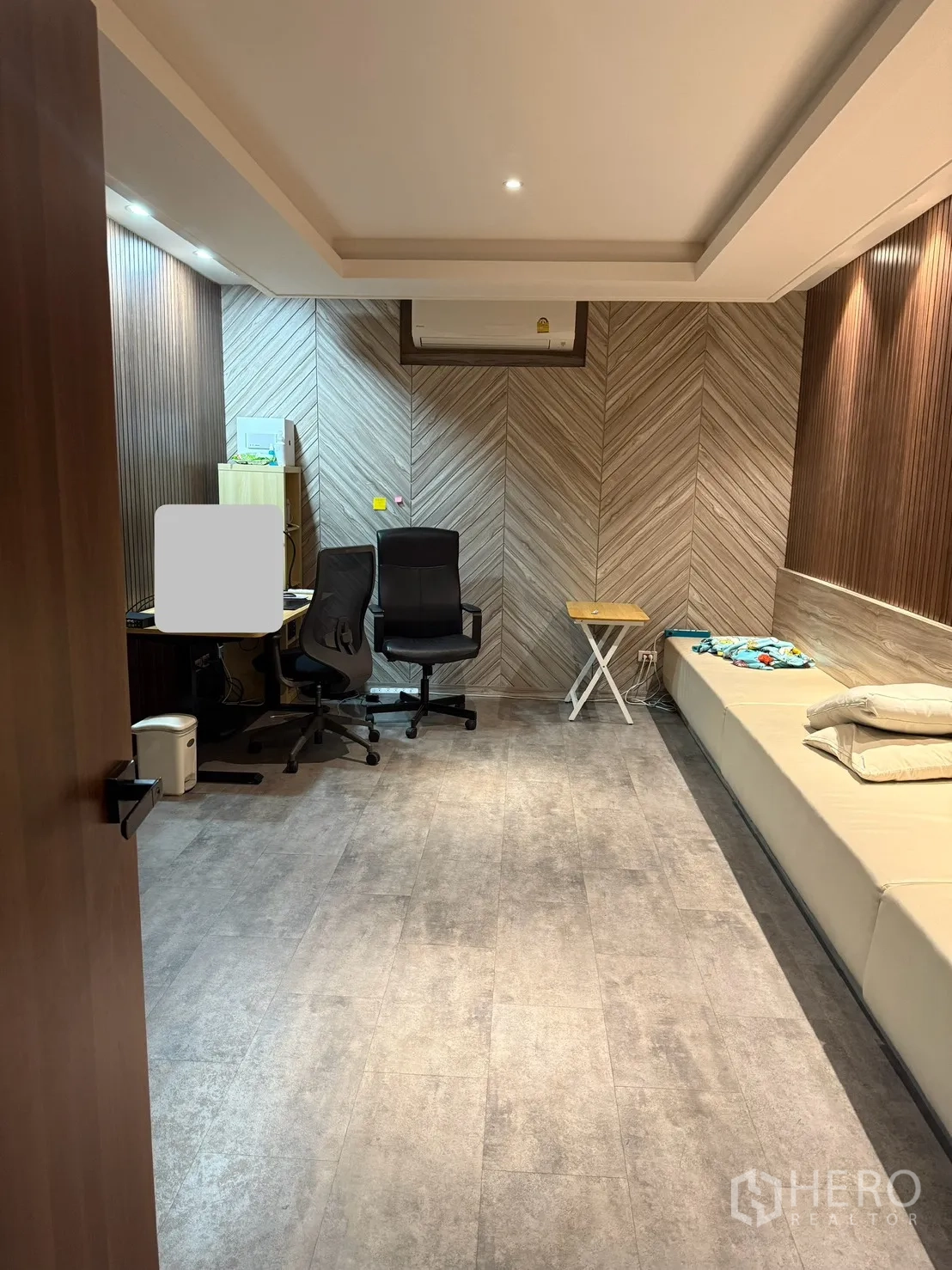 โฮมออฟฟิศ for rent in Watthana, Bangkok - ห้องทำงานผนังไม้ลายก้างปลา มีม้านั่งบิลท์อิน โต๊ะทำงาน และเครื่องปรับอากาศ