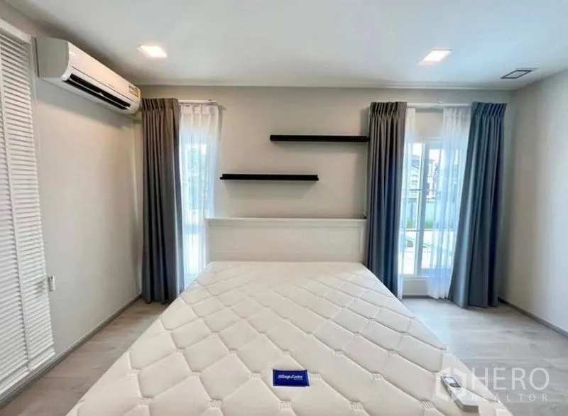 Detached House for rent - Bright bedroom with large windows, wall shelves, curtains and air conditioning.