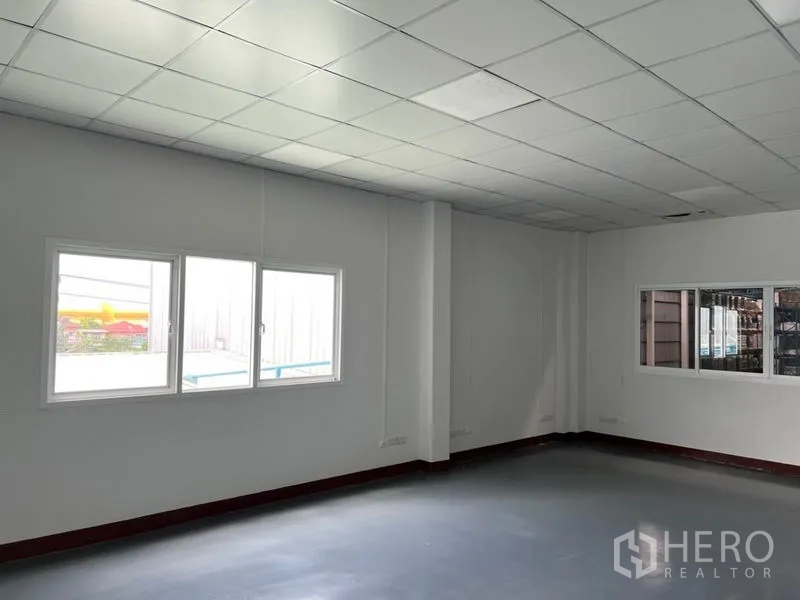 货栈 出租在Lat Krabang, Bangkok - 转角办公室，多扇窗户并设内窗可眺望仓库区