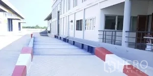 Factory for rent in Mueang Samut Sakhon, Samut Sakhon - Truck weighbridge and loading ramp beside the industrial building for efficient logistics operations.