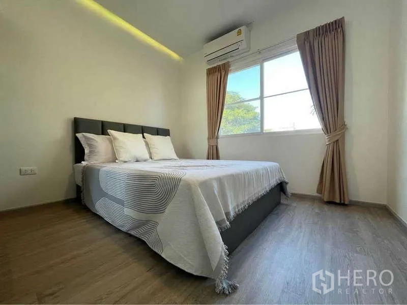 Detached House for rent in Prawet, Bangkok - Bright guest bedroom with double bed, window and wood floors.