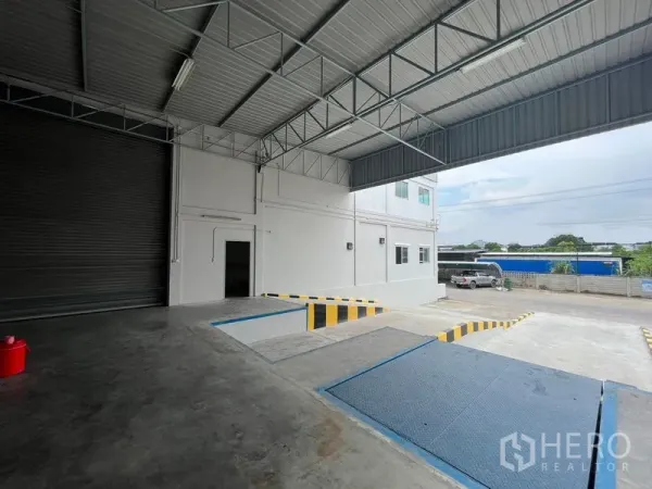 货栈 出租在Lat Krabang, Bangkok - 覆盖式装卸区，带坡道与调节月台，旁有卷闸门。