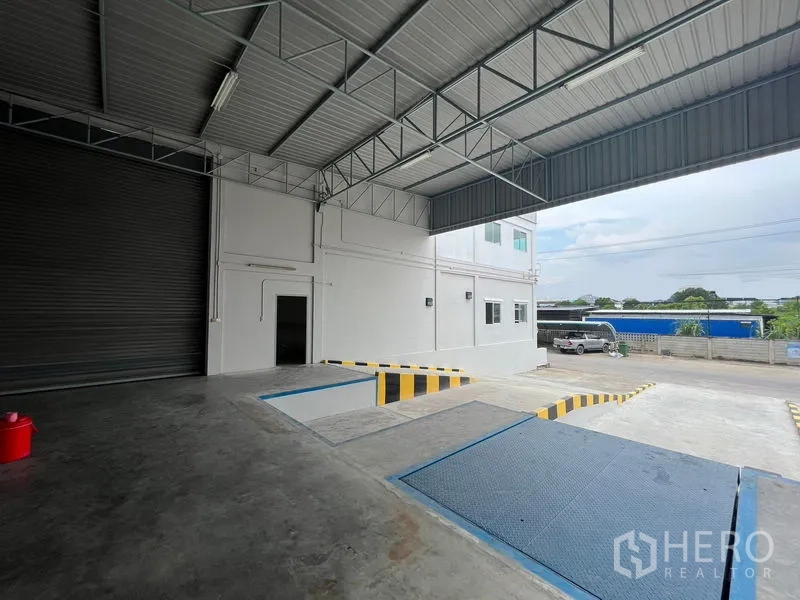 货栈 出租在Lat Krabang, Bangkok - 覆盖式装卸区，带坡道与调节月台，旁有卷闸门。