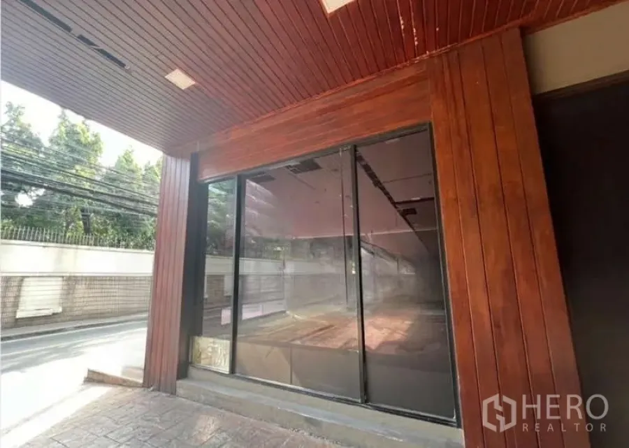 Featured image for For rent Retail Space 215 sqm in Khlong Tan Nuea, Watthana, Bangkok BTS Phrom Phong