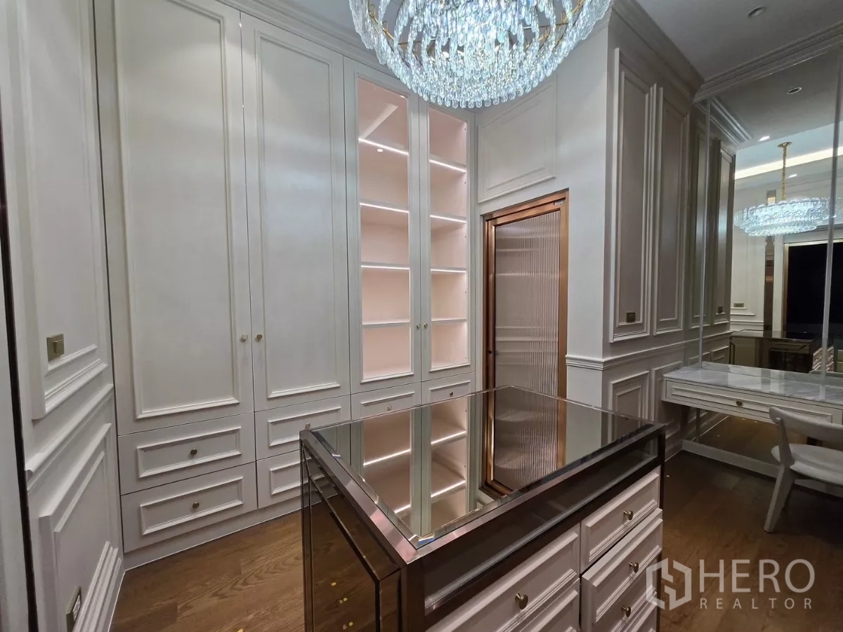 Detached House for rent or sale in Bang Kapi, Bangkok - Luxury dressing room with island cabinet, display shelving and crystal chandelier.