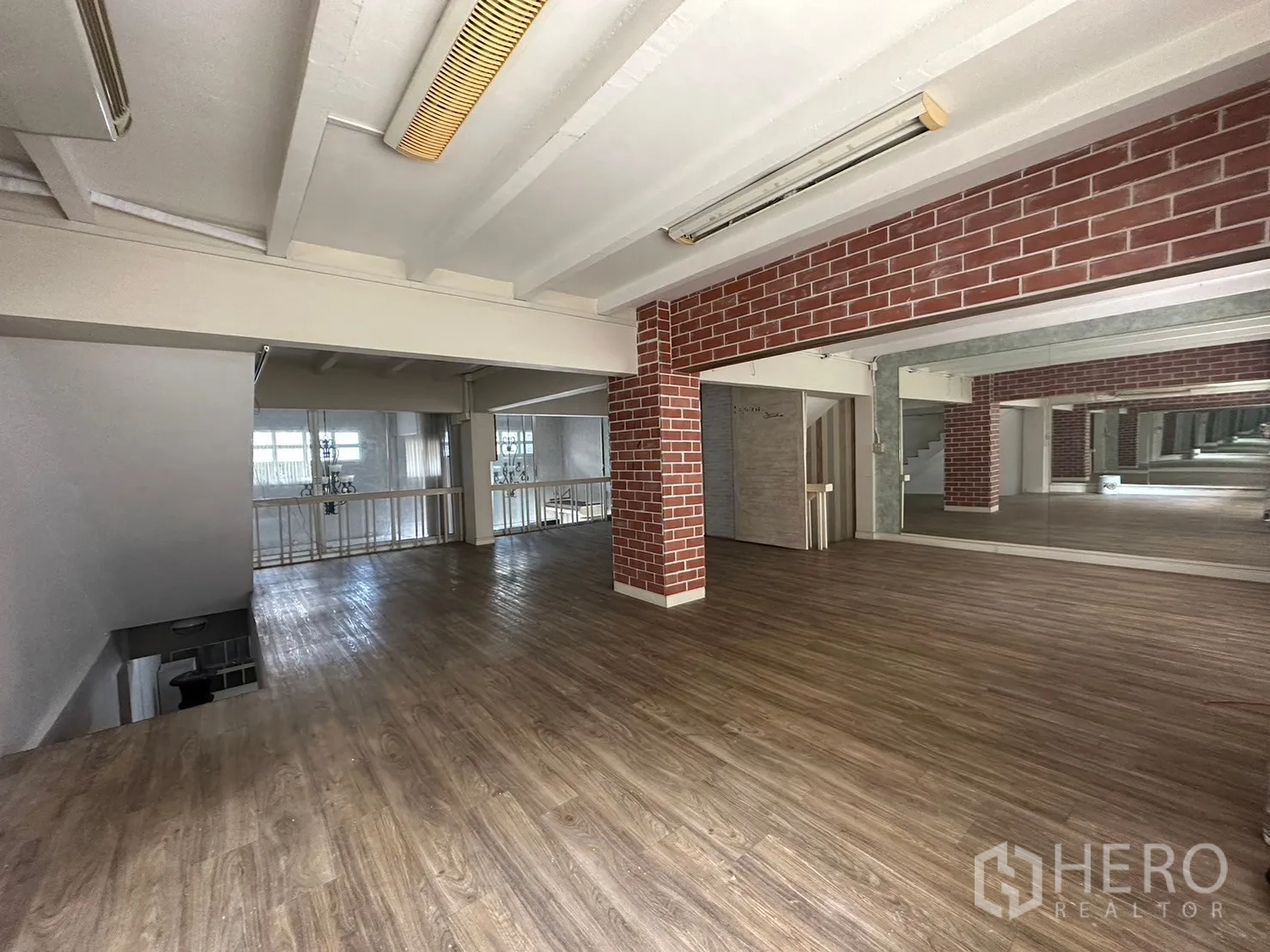Retail Space for rent in Watthana, Bangkok - Wide studio level with mirrors and brick accents for classes or display