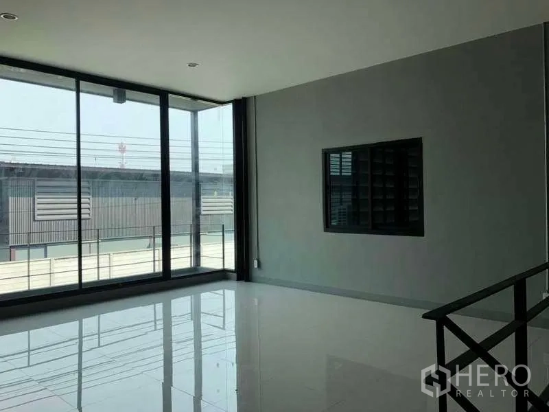 Warehouse for rent in Bang Phli, Samut Prakan - Bright upstairs office with floor-to-ceiling windows and glossy tiled flooring.