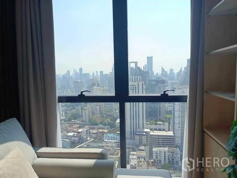 Condominium for rent in Watthana, Bangkok - Floor-to-ceiling window showcasing a panoramic Bangkok skyline view from the living area.