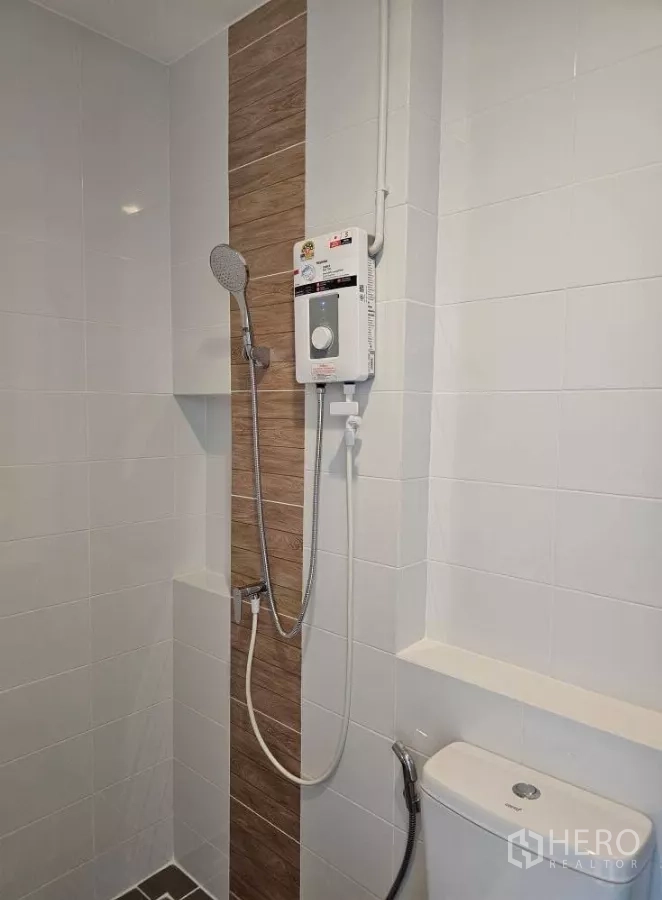 Townhouse for rent in Bang Phli, Samut Prakan - Clean bathroom with walk-in shower, electric water heater and white tiling.