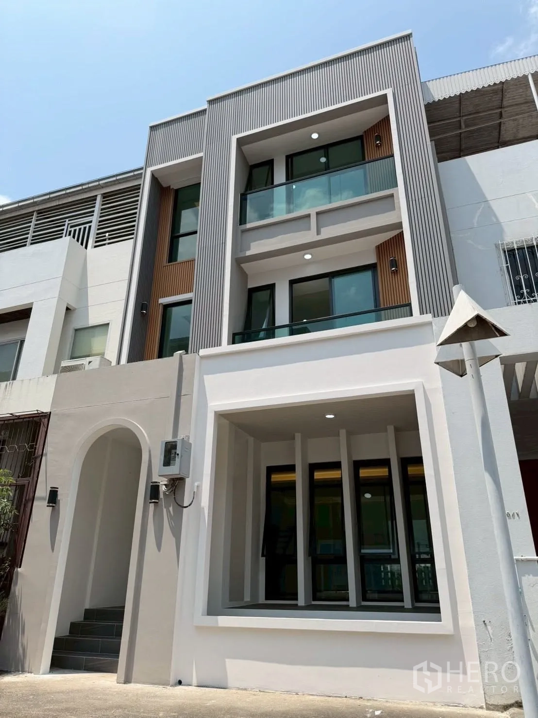 联排别墅 for sale in Phra Khanong, Bangkok - 当代风格联排别墅立面，设阳台与大窗。