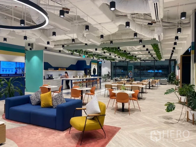 Office Space for rent in Pathum Wan, Bangkok - Pantry and cafe-style breakout space with bar counter, dining tables and greenery.