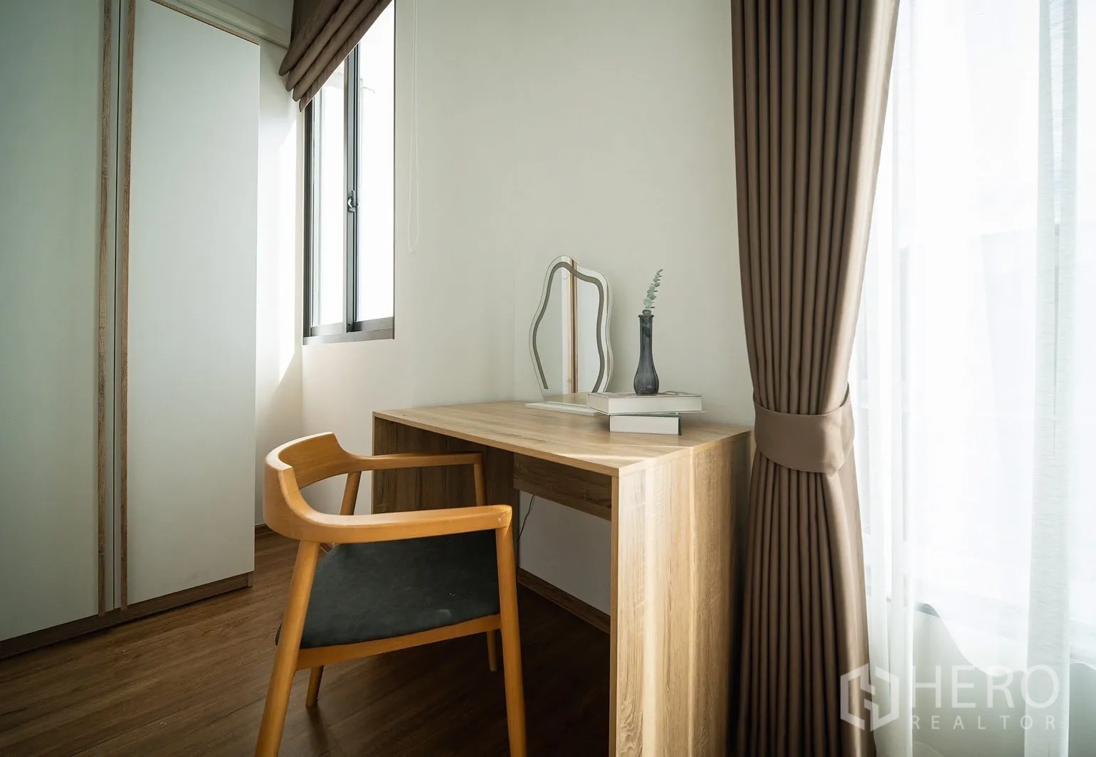 Townhouse for rent in Bang Phli, Samut Prakan - Light-filled study nook with wooden desk and chair by the window.
