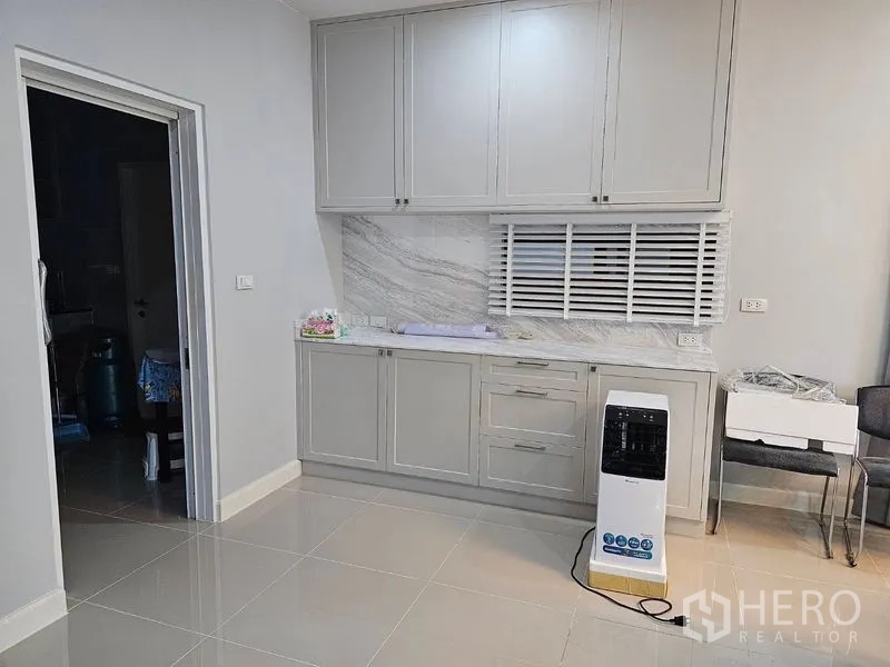 Detached House for rent or sale in Lam Luk Ka, Pathum Thani - Pantry area with built-in cabinets and marble-look backsplash