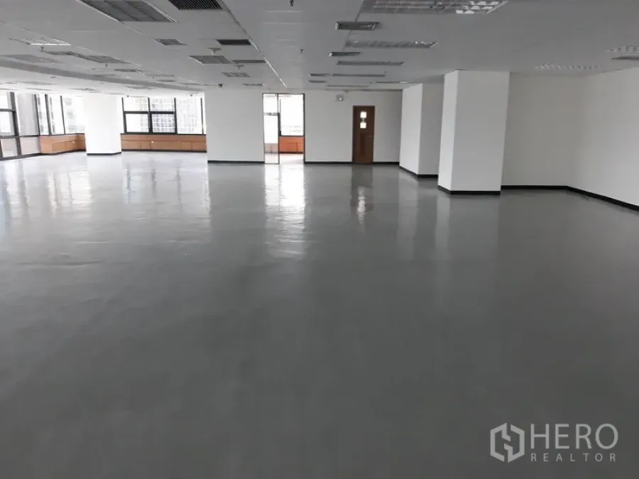 办公空间 出租在Bangkok - 大型空置办公区，多根立柱、吊顶及采光良好的窗户，并带服务间门。
