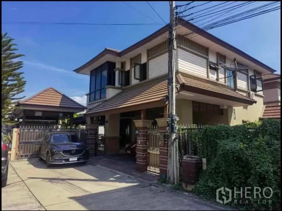 Detached House for sale in Bang Yai, Nonthaburi - Two-storey detached house in Bang Yai with gated driveway and carport.