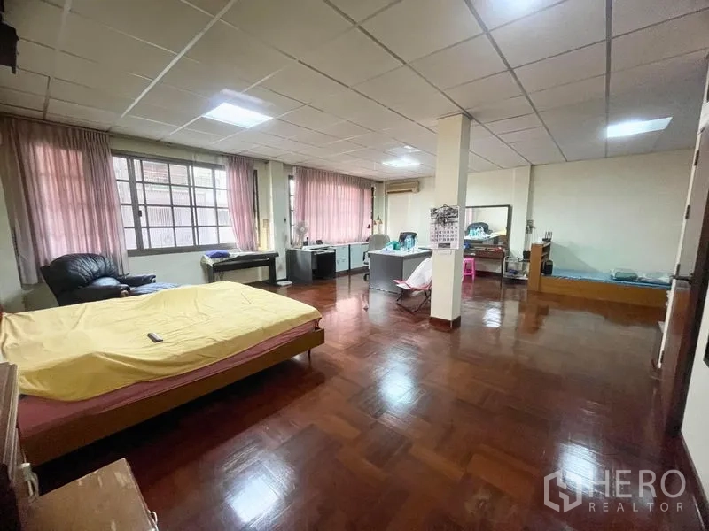 Townhouse for rent in Sathon, Bangkok - Large master bedroom with parquet flooring, wide windows and work desks.