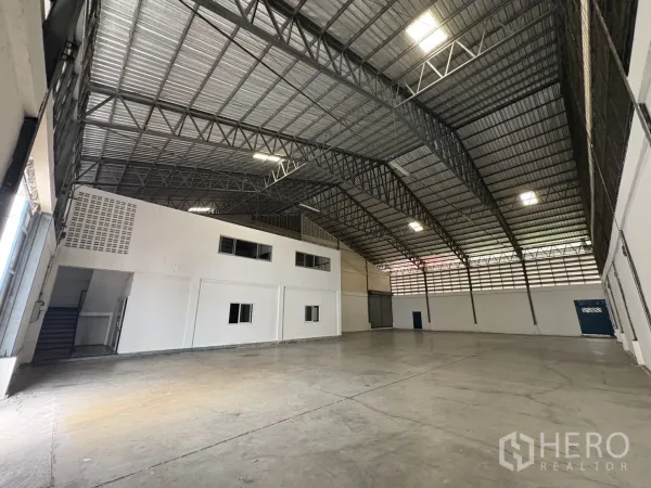 货栈 出租在Bang Phli, Samut Prakan - 仓库内部宽敞，高钢桁架屋顶与白色办公区