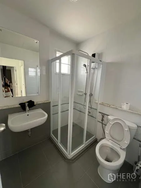 Detached House for rent in Bang Kapi, Bangkok - Bathroom with glass shower cubicle, toilet and wall‑mounted sink.