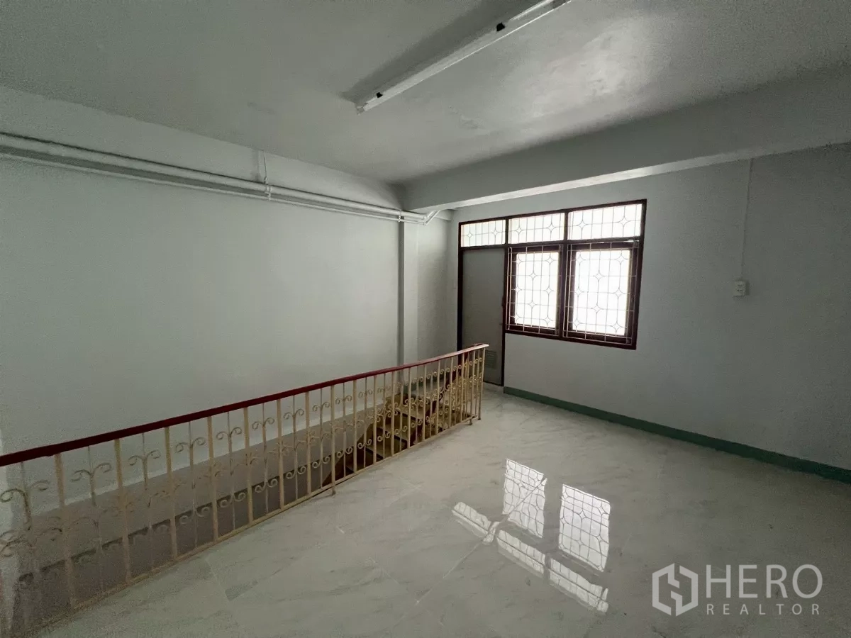 店屋 出租在Khlong Toei, Bangkok - 上层平台区，设窗户、瓷砖地面与楼梯栏杆。
