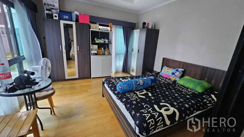 บ้าน ให้เช่าหรือขายในPrawet, Bangkok - ห้องนอนสว่าง พื้นไม้ หน้าต่างบานใหญ่ ตู้เสื้อผ้าบิวท์อิน และเตียงควีน