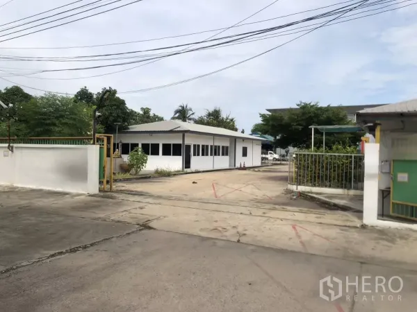 工厂 出租在Mueang Samut Prakan, Samut Prakan - 宽敞入口，门卫岗亭与单层办公楼