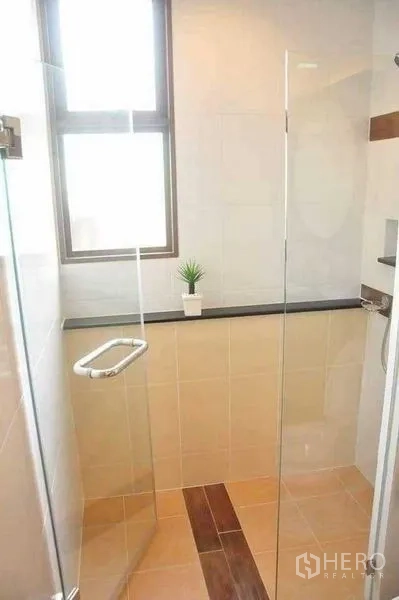 Townhouse for rent in Phra Khanong, Bangkok - Bathroom with glass-enclosed shower, window and tiled walls.