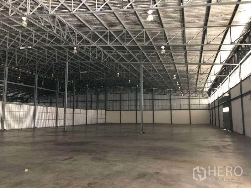 Warehouse for rent in Bang Phli, Samut Prakan - Wide-span warehouse with high ceiling, roller doors and bright side windows.