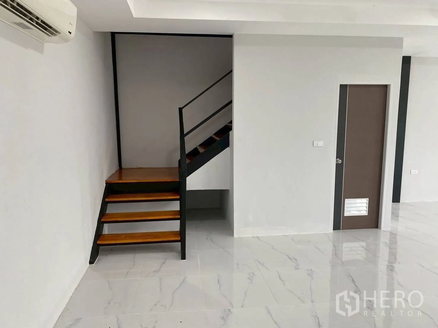 Warehouse for rent in Lam Luk Ka, Pathum Thani - Ground-floor office corner with internal door and staircase entry.