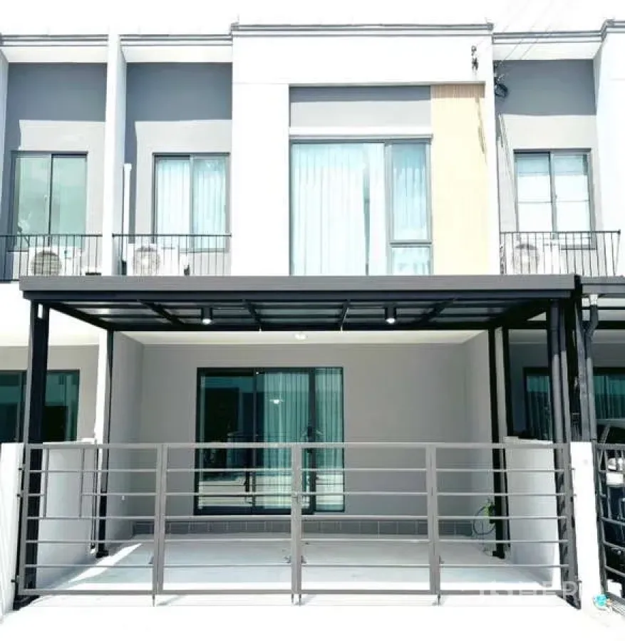 Townhouse for rent in Bang Phli, Samut Prakan - Townhouse exterior view again with front gate and covered carport.