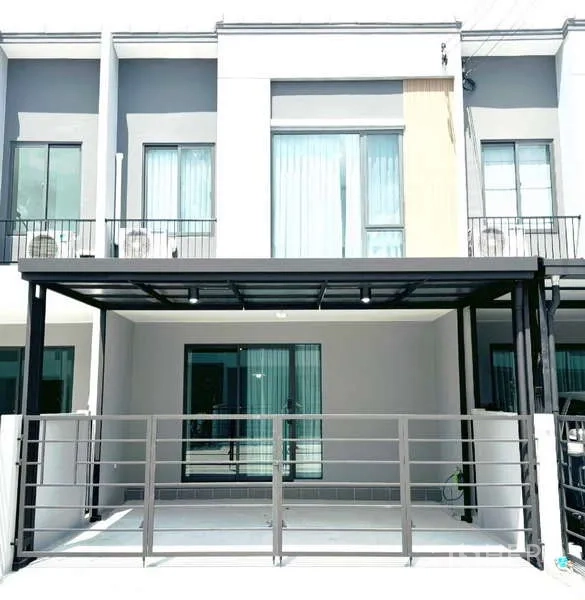 Townhouse for rent in Bang Phli, Samut Prakan - Townhouse exterior view again with front gate and covered carport.