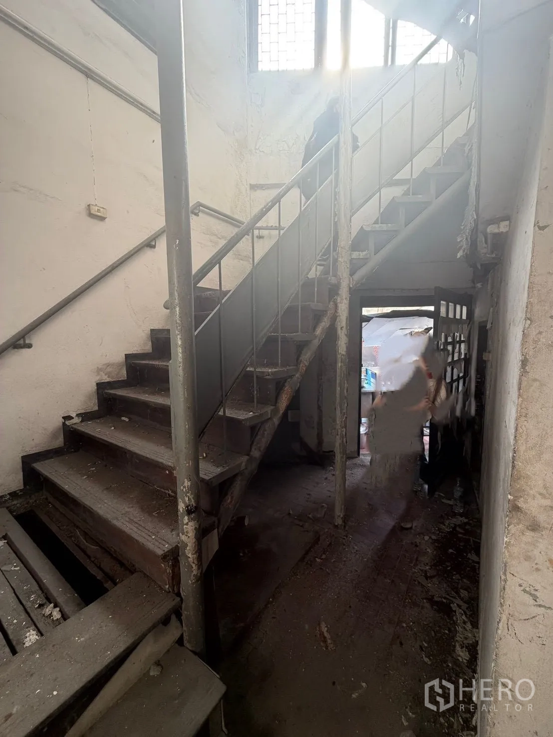 ตึกแถว for rent in Watthana, Bangkok - บันไดภายในสภาพเก่าพร้อมราวเหล็ก.