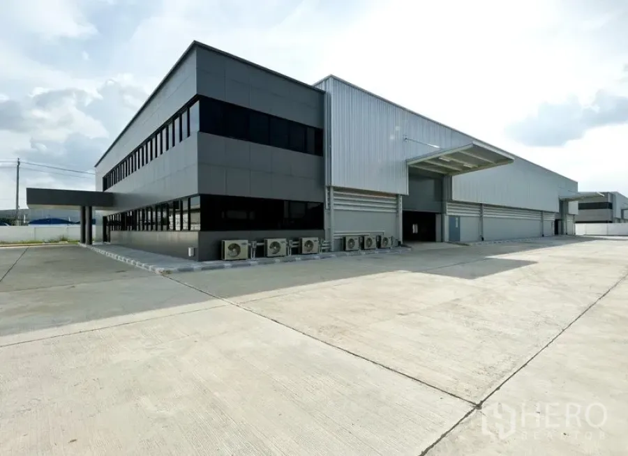 工厂 出租或出售在Samut Prakan - 位于Bang Sao Thong的现代厂房与办公楼一体，前方混凝土大院与装卸雨棚。