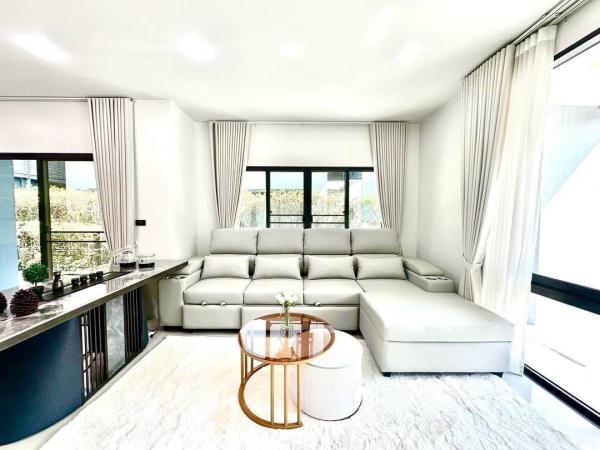 Detached House for rent in Bang Kapi, Bangkok - Corner lounge with L-shaped sofa, big windows and light drapes.