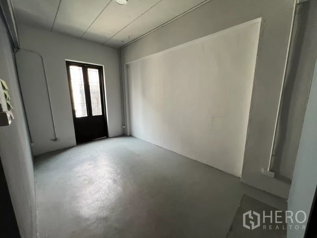 Home Office for rent in Pathum Wan, Bangkok - Restroom finished in matte black tiles with shower set.