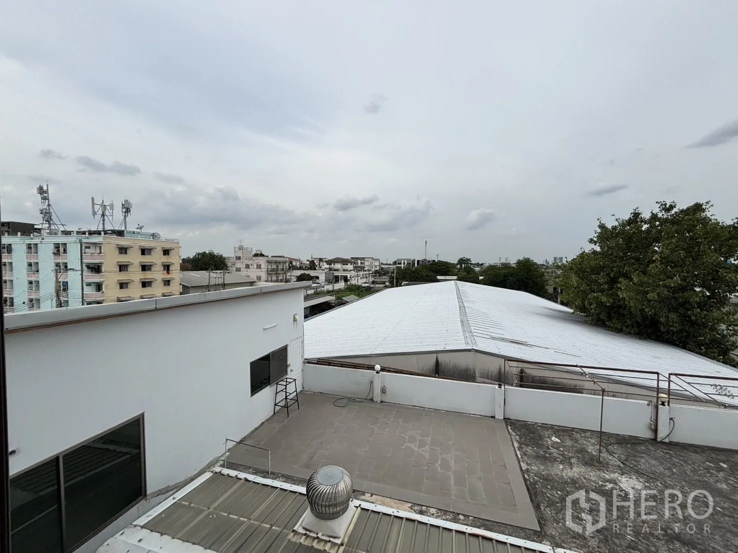 Warehouse for rent or sale in Wang Thonglang, Bangkok - Neighborhood and city view from the rooftop.