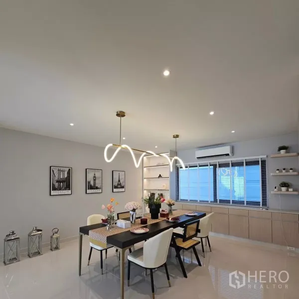 Detached House for rent in Bang Phli, Samut Prakan - Dining area with contemporary pendant light, six-seat table and built-in shelves.