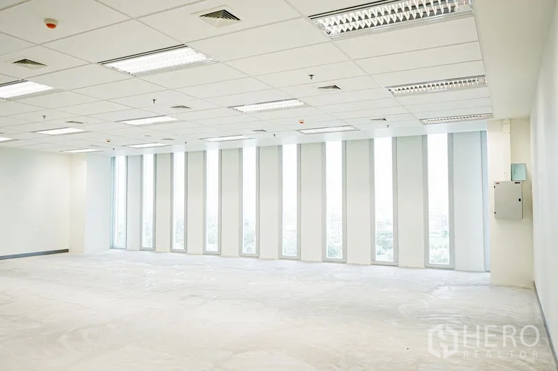 Office Space for rent in Bang Na, Bangkok - Bright open-plan office with floor-to-ceiling vertical windows, drop-ceiling lights and city views in Bang Na.
