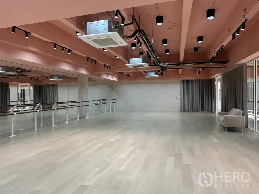 Retail Space for rent in Bang Rak, Bangkok - Large mirrored dance studio with ballet barres and track lighting.