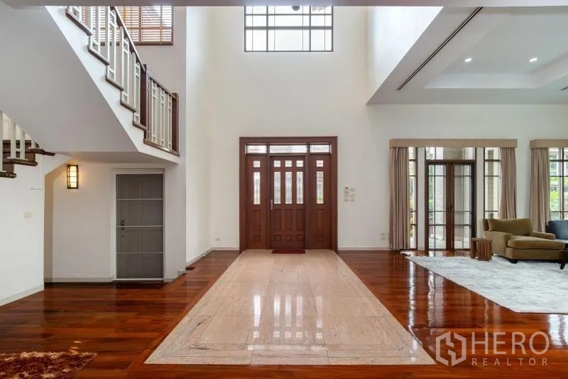 Detached House for rent in Watthana, Bangkok - Grand foyer with high ceiling, marble inlay and solid wood front doors letting in natural light.