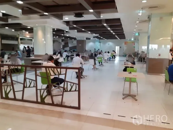 สำนักงาน ให้เช่าในBang Na, Bangkok - พื้นที่ศูนย์อาหารของอาคาร โต๊ะและเก้าอี้โทนเขียว ดีไซน์ทันสมัย