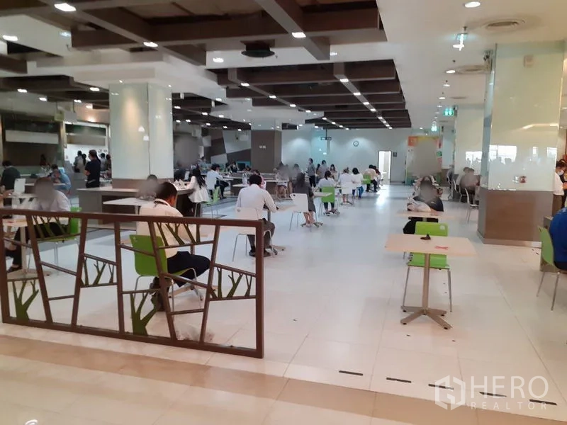 สำนักงาน ให้เช่าในBang Na, Bangkok - พื้นที่ศูนย์อาหารของอาคาร โต๊ะและเก้าอี้โทนเขียว ดีไซน์ทันสมัย