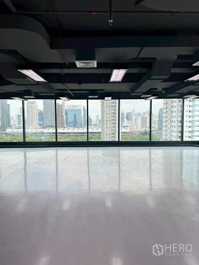 Office Space for rent in Din Daeng, Bangkok - Open-plan office floor with floor-to-ceiling windows and Bangkok skyline views.