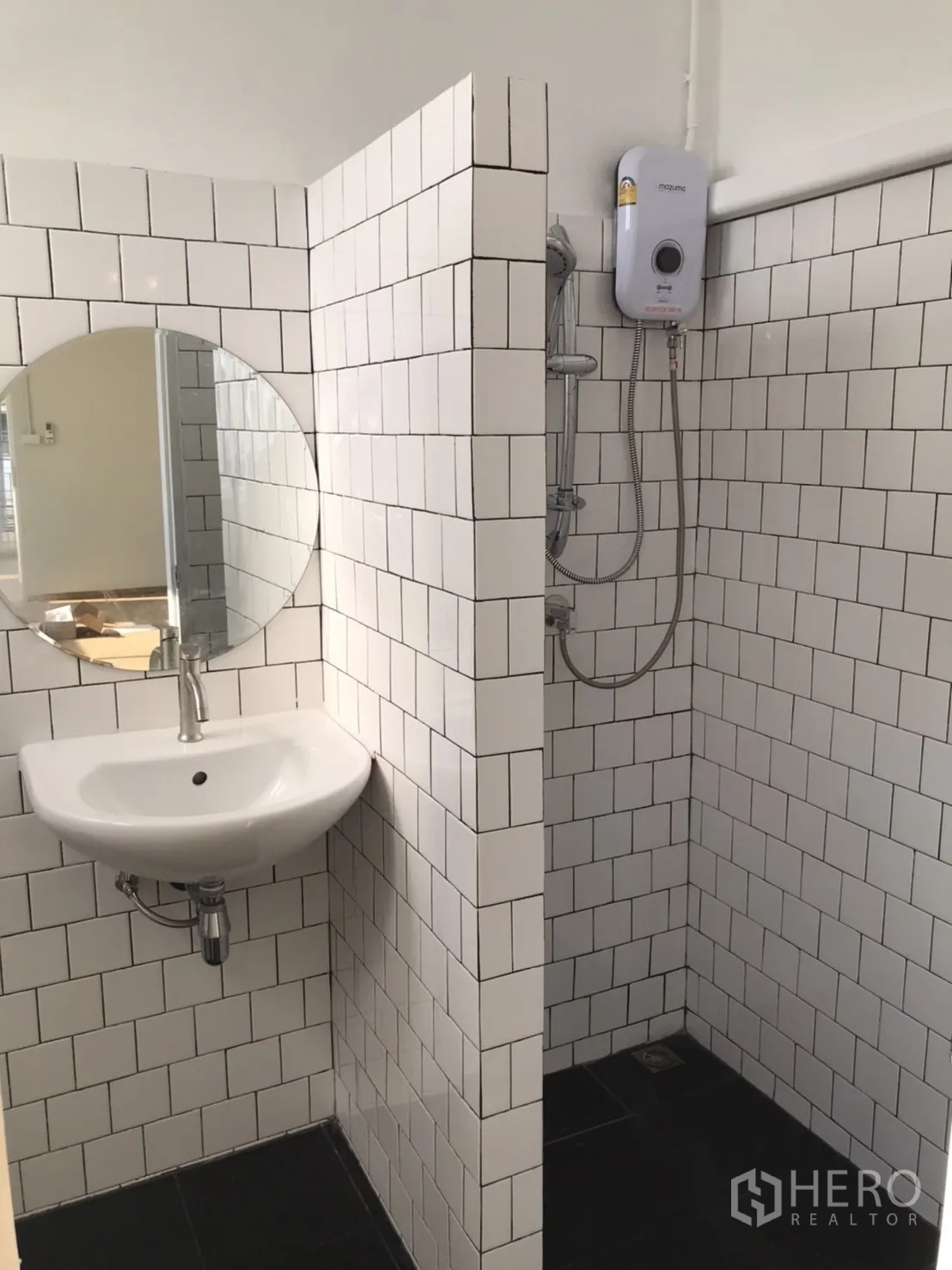 Detached House for rent or sale in Din Daeng, Bangkok - Shower room with white subway tiles, water heater and circular mirror.