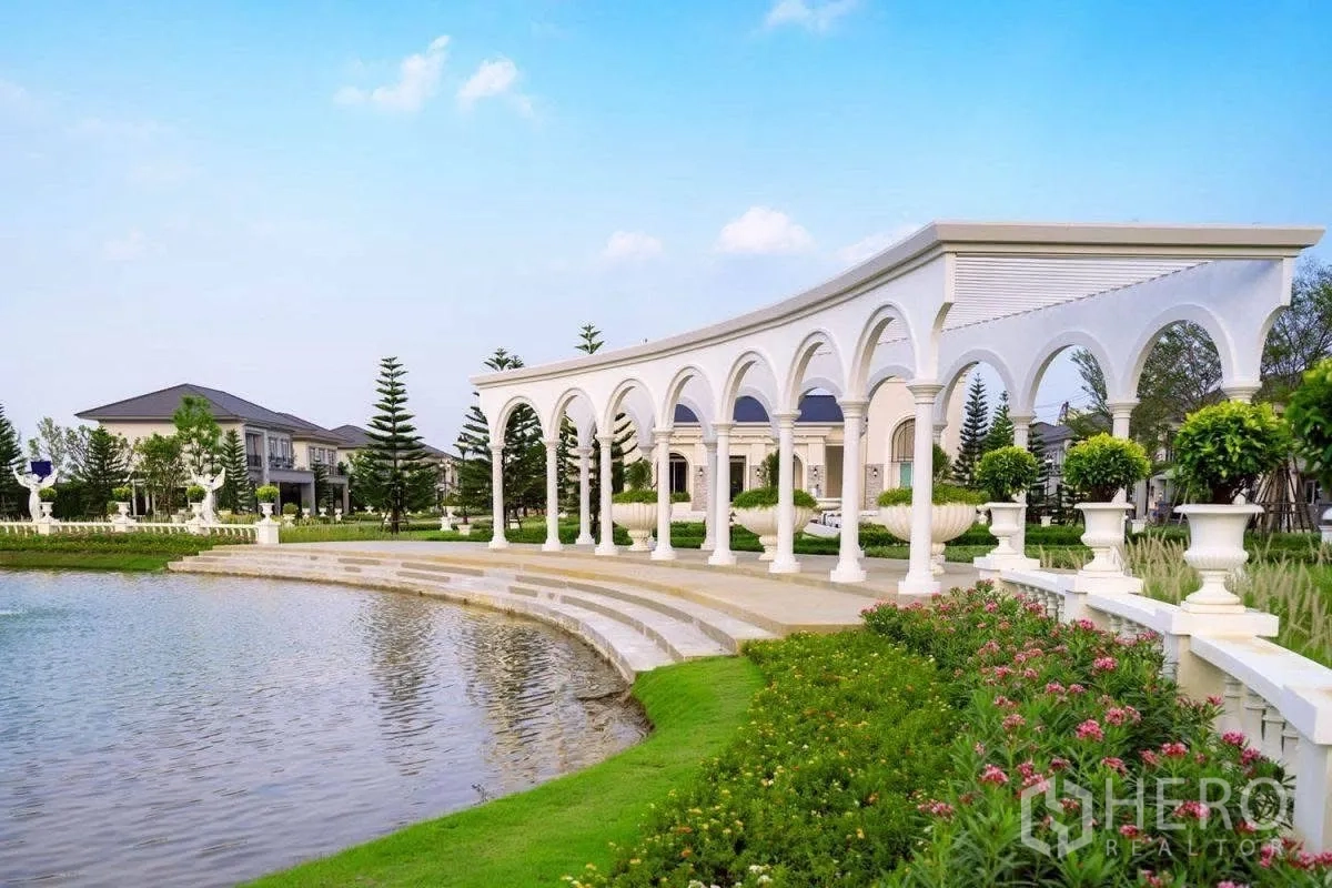 Detached House for rent in Khlong Luang, Pathum Thani - Lakeside garden with white colonnade and landscaped grounds