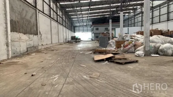 Factory for rent in Nakhon Pathom - Long production area with reinforced columns and a loading zone toward the rear.