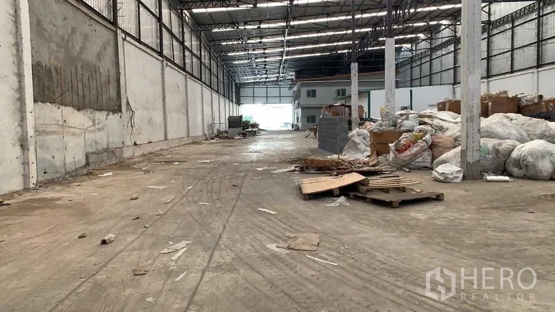 Factory for rent in Nakhon Pathom - Long production area with reinforced columns and a loading zone toward the rear.
